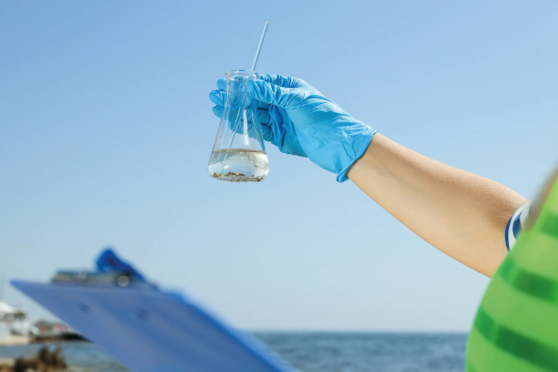 Prelievo di un campione d'acqua per le analisi